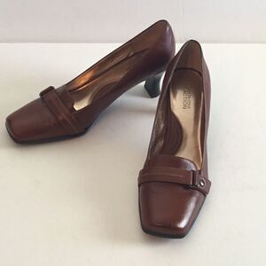 KENNETH COLE career shoe in brown with 2 1/2” heel